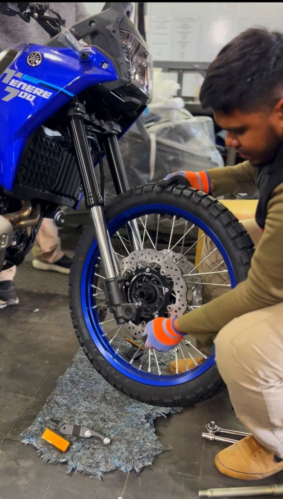 Técnico de Panella trabajando sobre una Yamaha Ténéré 700